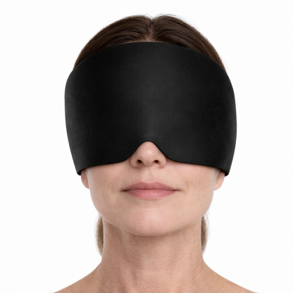 Femme portant un masque en gel qui apaise la migraine