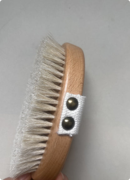 Une brosse de massage en poils de cheval