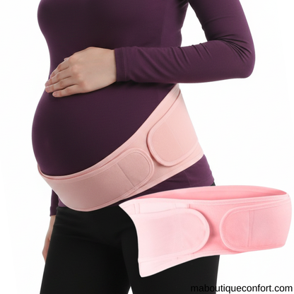 Femme portant une ceinture de grossesse rose