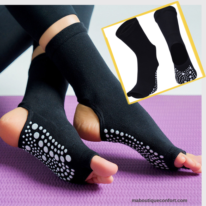 Une femme portant des chaussettes de yoga