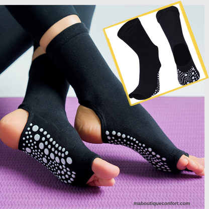 Une femme portant des chaussettes de yoga