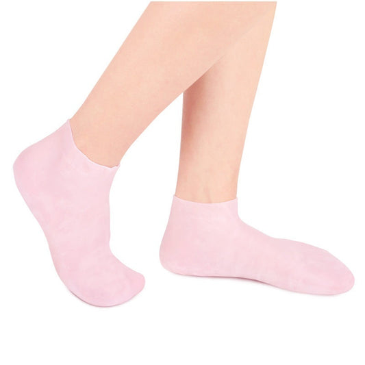 Femme portant des chaussettes pour hydrater les pieds