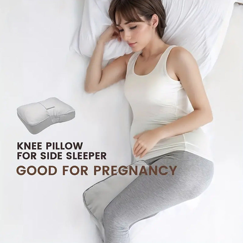 Femme enceinte  avec un coussin de passionnément entre les jambes 