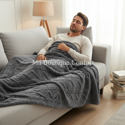 Homme allongé sur le canapé avec une couverture