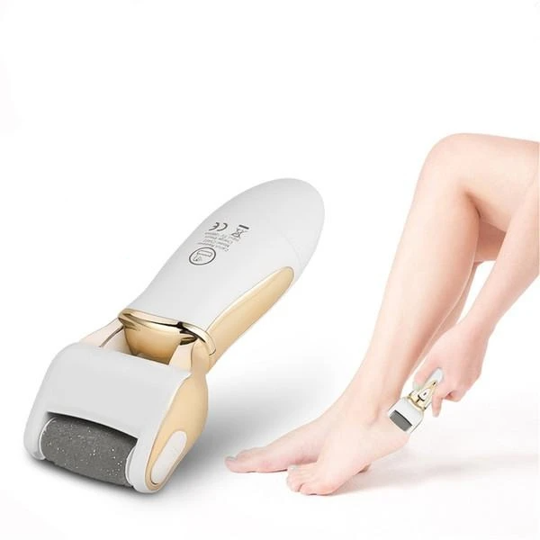 Femme utilisant la lime sur les talons