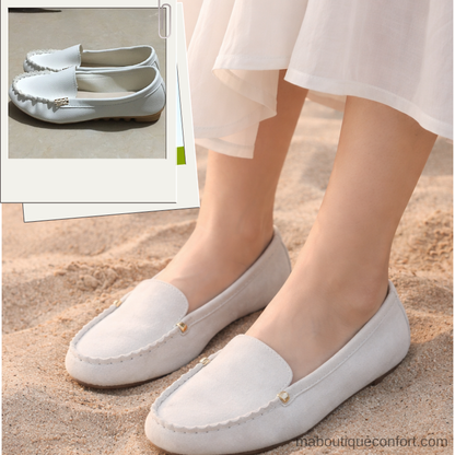 Femme portant des mocassins blancs