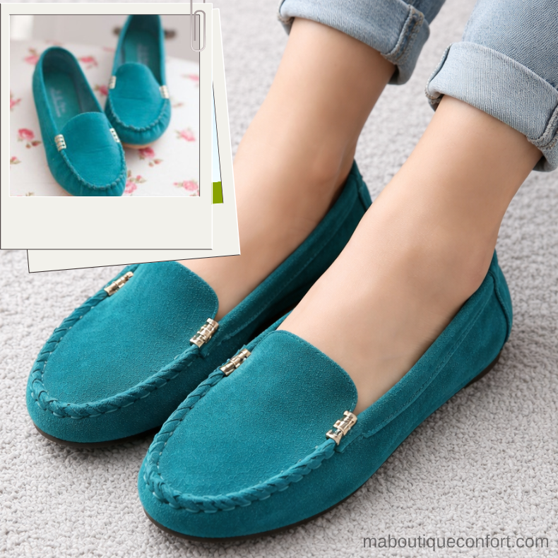 Femme portant des mocassins bleus
