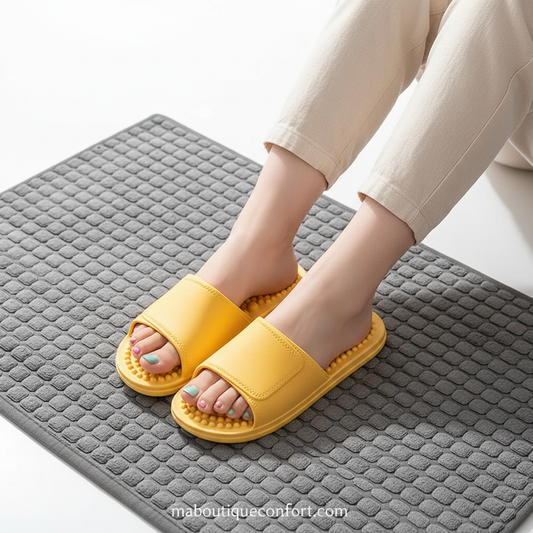 Femme portant des mules jaunes d'acupression