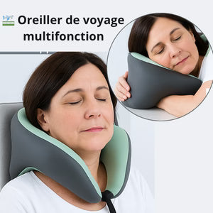 Femme utilisant l'oreiller pendant son voyage 