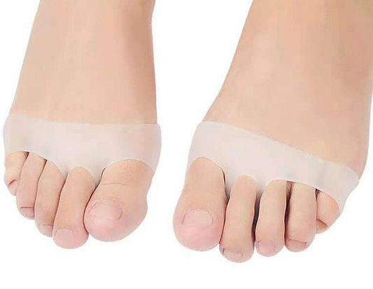 Femme portant des semelles séparatrices d'orteils