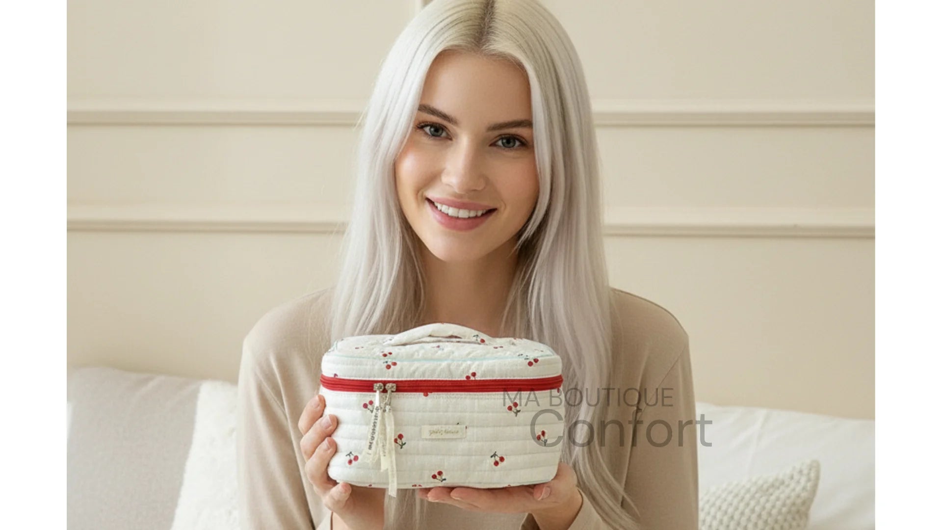 Femme présentant la trousse de toilette 