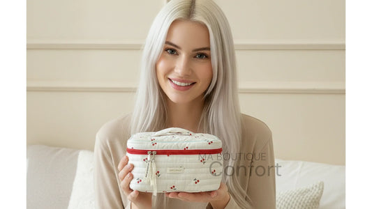 Femme présentant la trousse de toilette 